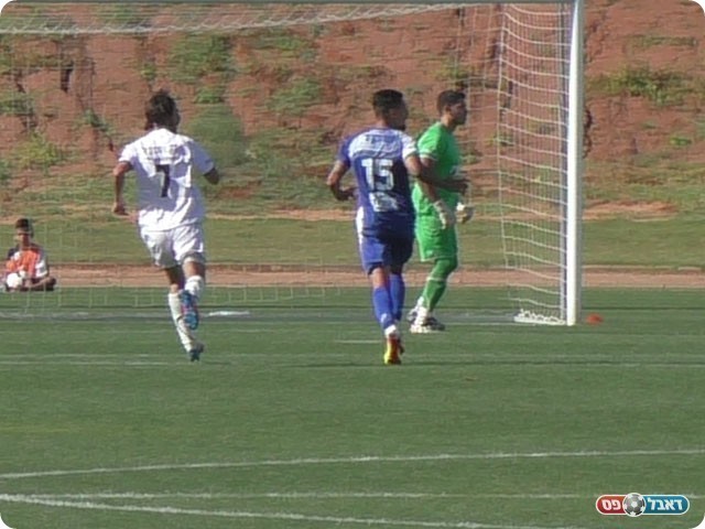 מהפך. רביבו מגיע ראשון לכדור (שקד מורג)